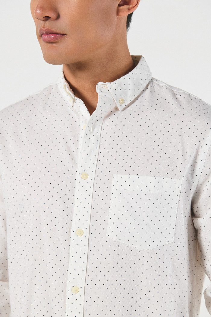 Camisa cuello button down blanca con diseños de puntos