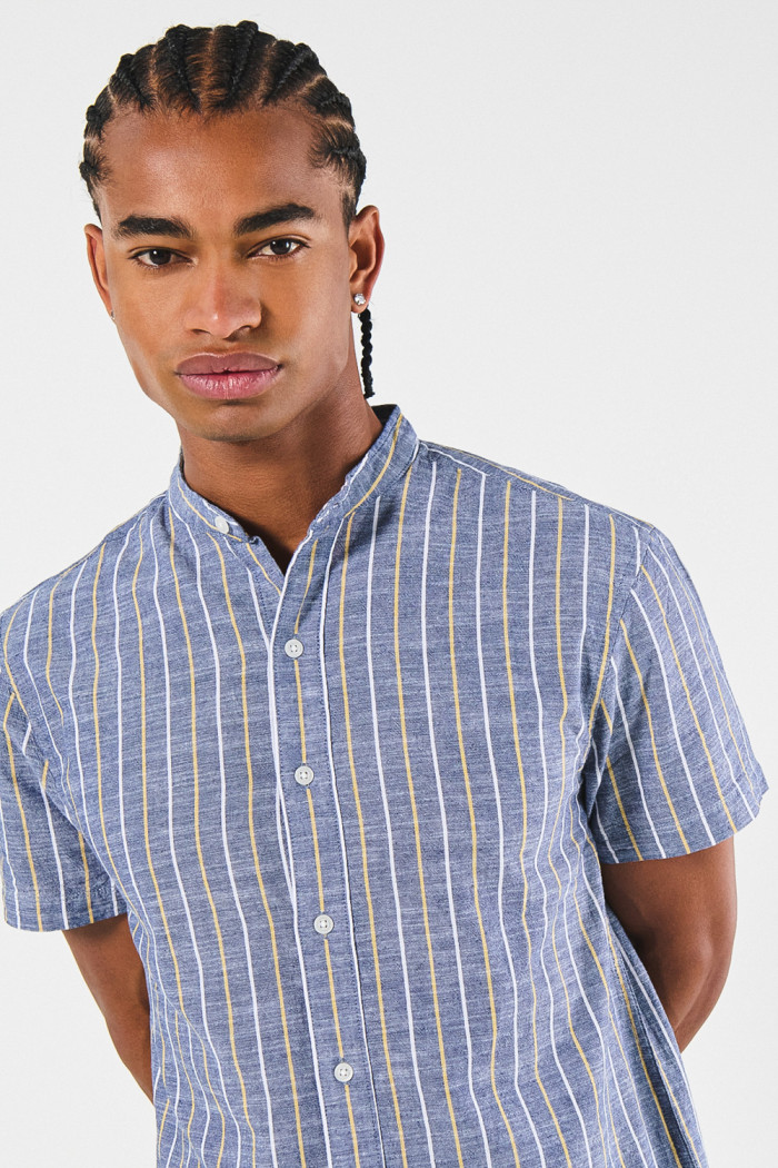 Camisa gris oscura cuello nerú con rayas y botones