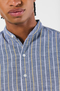 Camisa gris oscura cuello nerú con rayas y botones