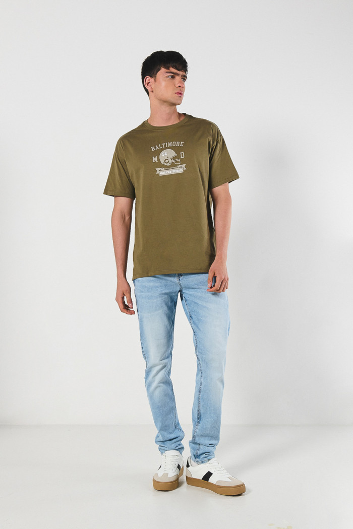 Camiseta manga corta verde oscura con arte college deportivo