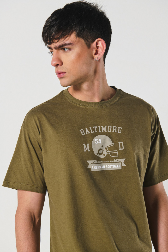 Camiseta manga corta verde oscura con arte college deportivo