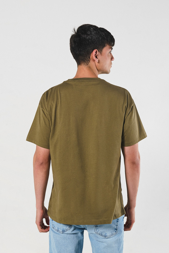 Camiseta manga corta verde oscura con arte college deportivo