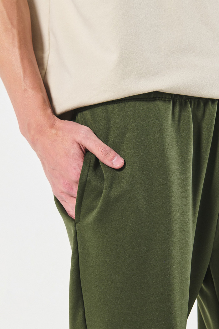 Pantalón jogger unicolor con pinzas en rodilla