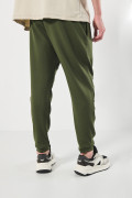 Pantalón jogger unicolor con pinzas en rodilla