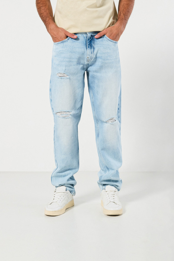 Jean tiro bajo 90´S azul con rotos en frente y bota recta