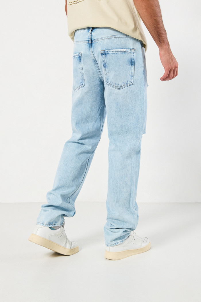 Jean tiro bajo 90´S azul con rotos en frente y bota recta