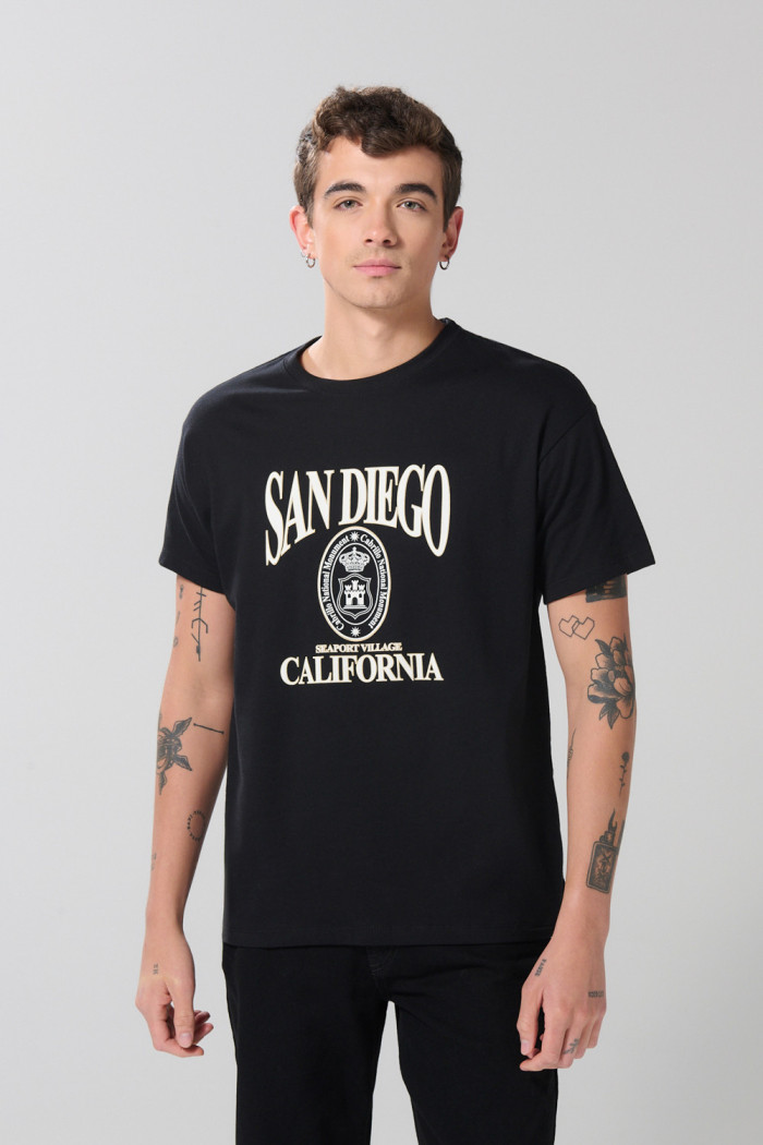 Camiseta manga corta negra con arte college en frente