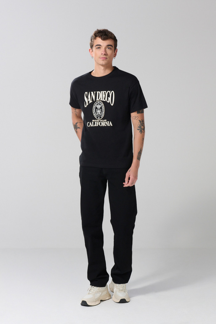 Camiseta manga corta negra con arte college en frente