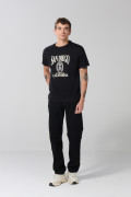 Camiseta manga corta negra con arte college en frente