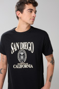 Camiseta manga corta negra con arte college en frente