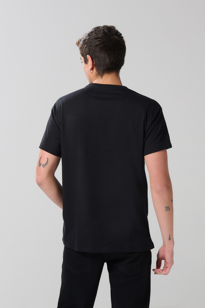 Camiseta manga corta negra con arte college en frente
