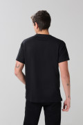 Camiseta manga corta negra con arte college en frente
