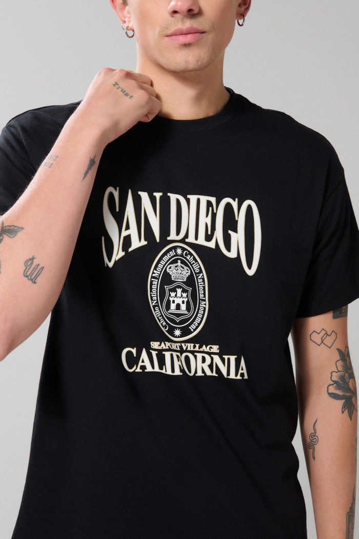 Camiseta manga corta negra con arte college en frente