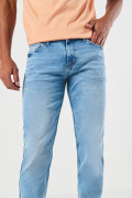 Jean slim azul claro tiro bajo con ligero desgaste