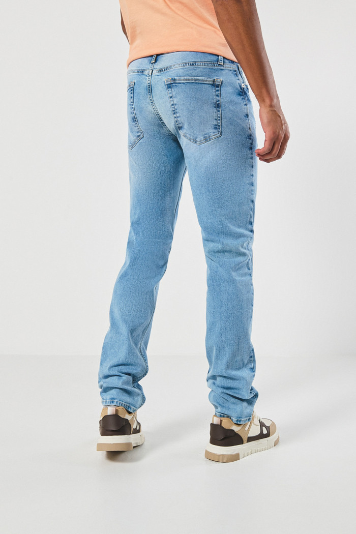 Jean slim azul claro tiro bajo con ligero desgaste