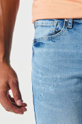 Jean slim azul claro tiro bajo con ligero desgaste