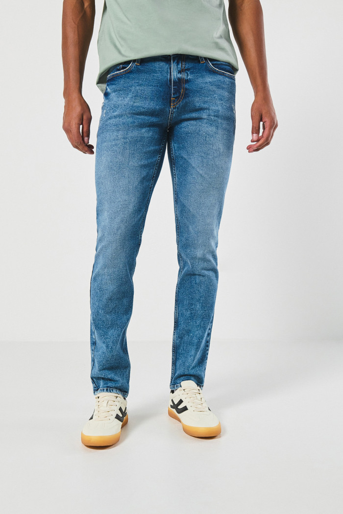 Jean ajustado azul claro slim con desgastes y tiro bajo