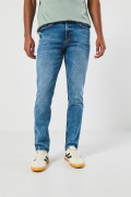 Jean ajustado azul claro slim con desgastes y tiro bajo
