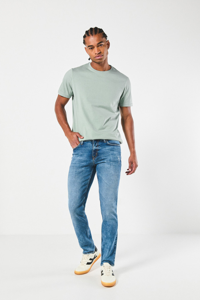 Jean ajustado azul claro slim con desgastes y tiro bajo