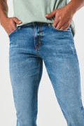 Jean ajustado azul claro slim con desgastes y tiro bajo
