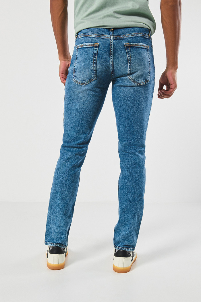Jean ajustado azul claro slim con desgastes y tiro bajo