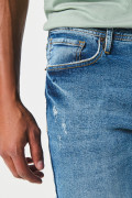 Jean ajustado azul claro slim con desgastes y tiro bajo