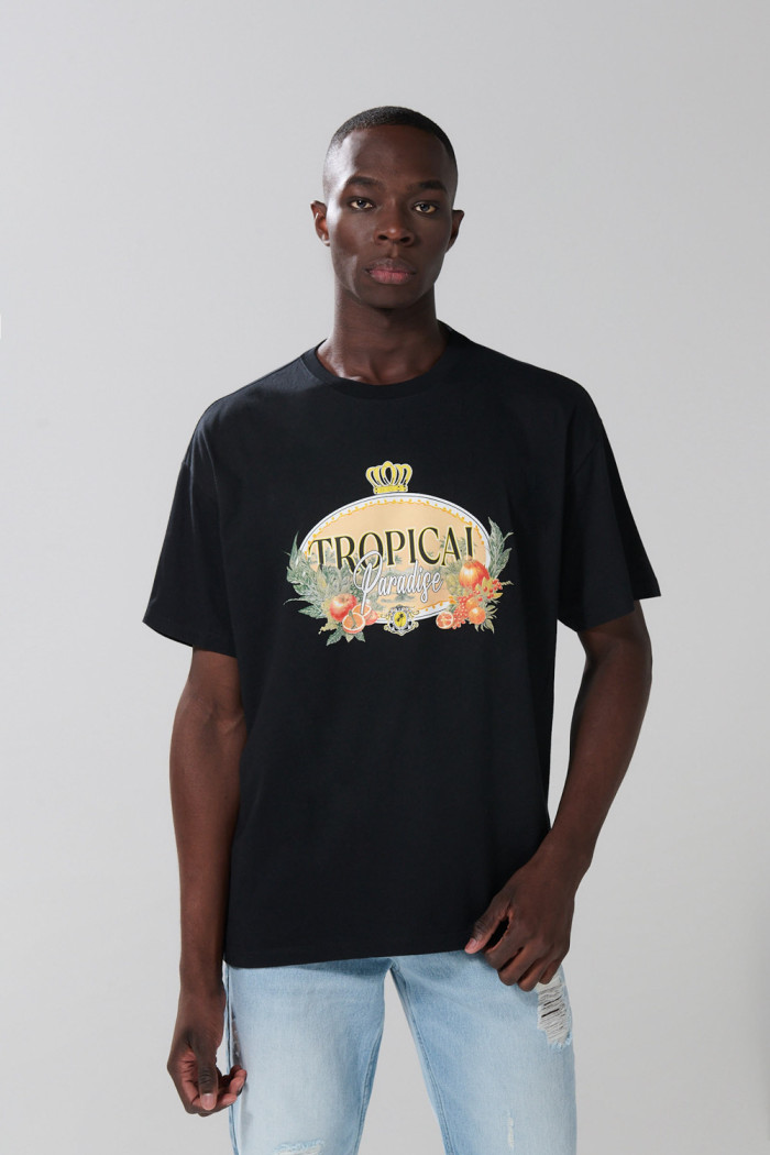 Camiseta negra oversize cuello redondo con arte de playa
