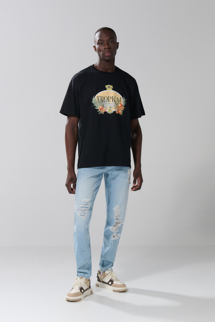 Camiseta negra oversize cuello redondo con arte de playa