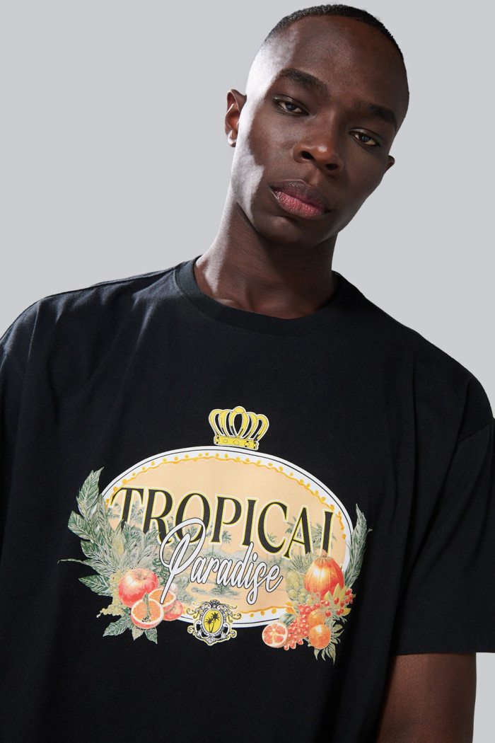 Camiseta negra oversize cuello redondo con arte de playa