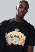 Camiseta negra oversize cuello redondo con arte de playa