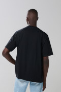 Camiseta negra oversize cuello redondo con arte de playa