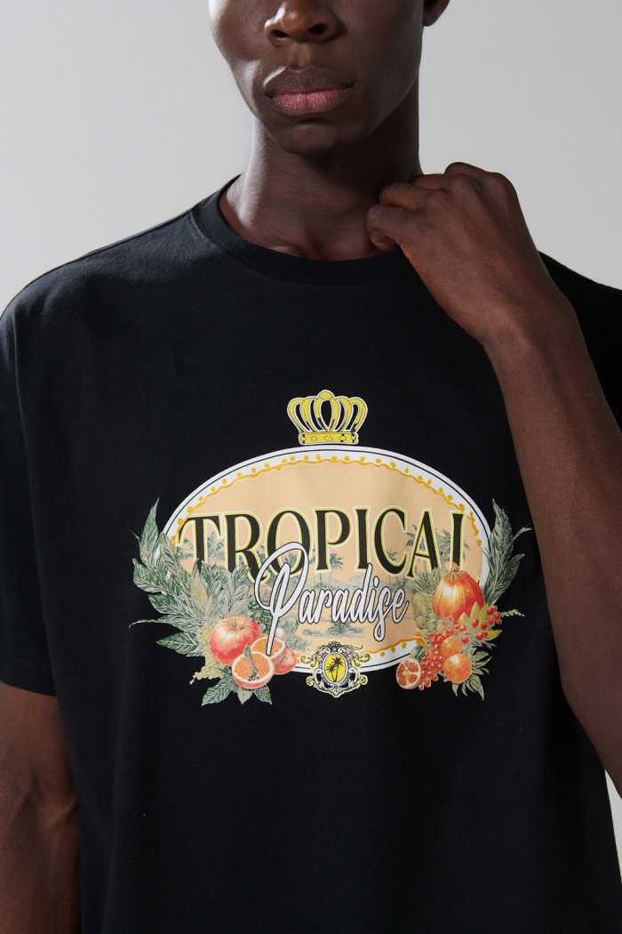 Camiseta negra oversize cuello redondo con arte de playa