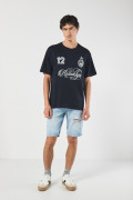 Camiseta azul oversize con arte college y manga corta