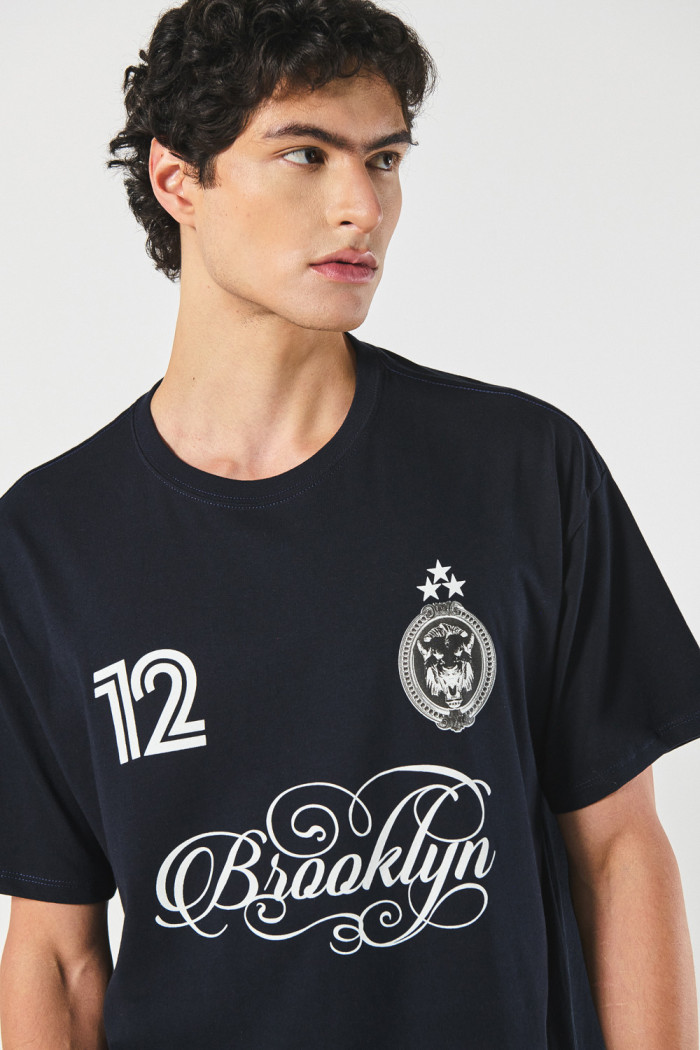 Camiseta azul oversize con arte college y manga corta