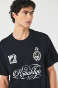 Camiseta azul oversize con arte college y manga corta
