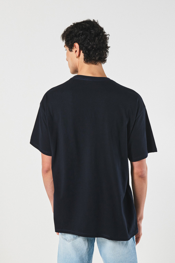 Camiseta azul oversize con arte college y manga corta