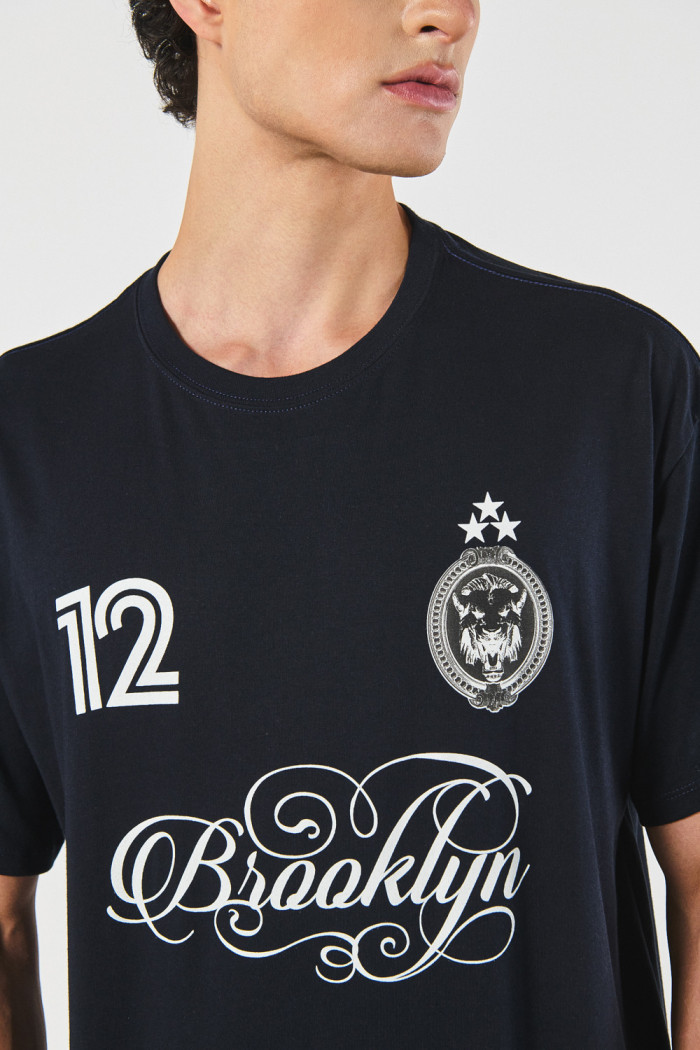 Camiseta azul oversize con arte college y manga corta