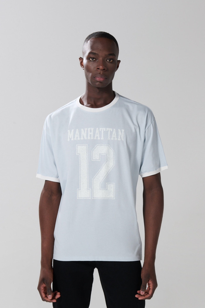 Camiseta azul clara oversize college con manga corta