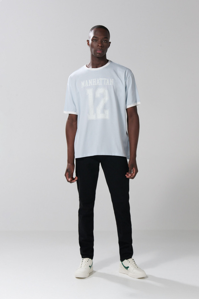 Camiseta azul clara oversize college con manga corta