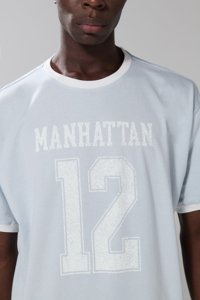 Camiseta azul clara oversize college con manga corta