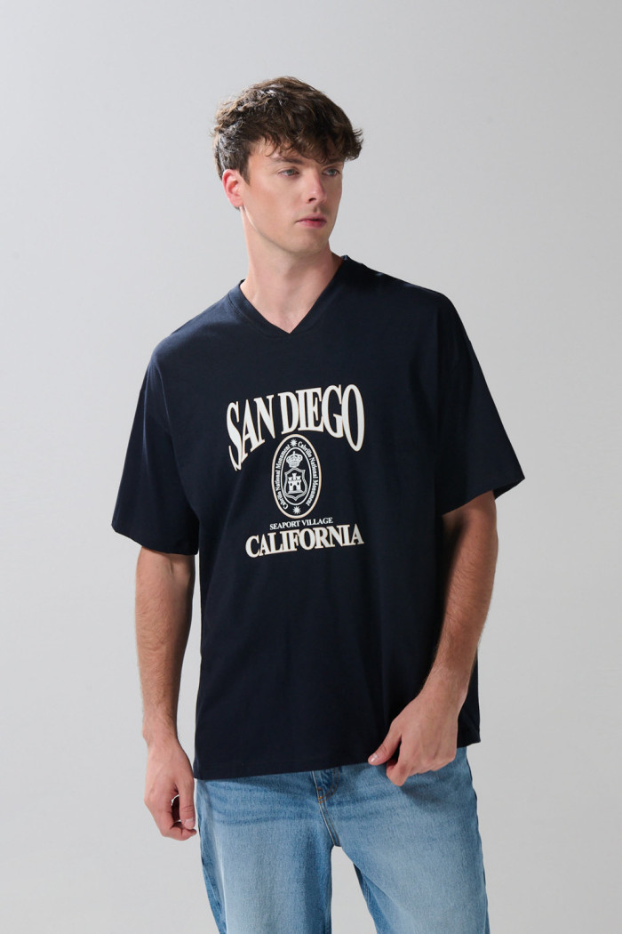 Camiseta cuello V azul intensa con estampado college
