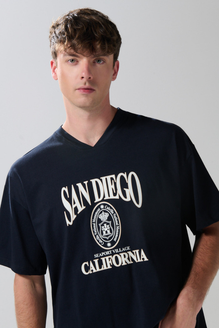 Camiseta cuello V azul intensa con estampado college