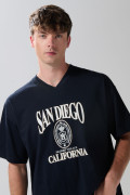 Camiseta cuello V azul intensa con estampado college