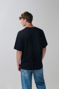 Camiseta cuello V azul intensa con estampado college