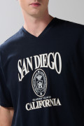 Camiseta cuello V azul intensa con estampado college