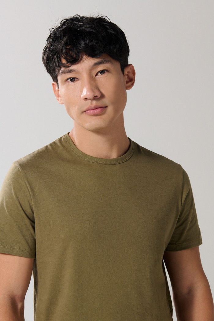 Camiseta verde oscura en algodón con manga corta