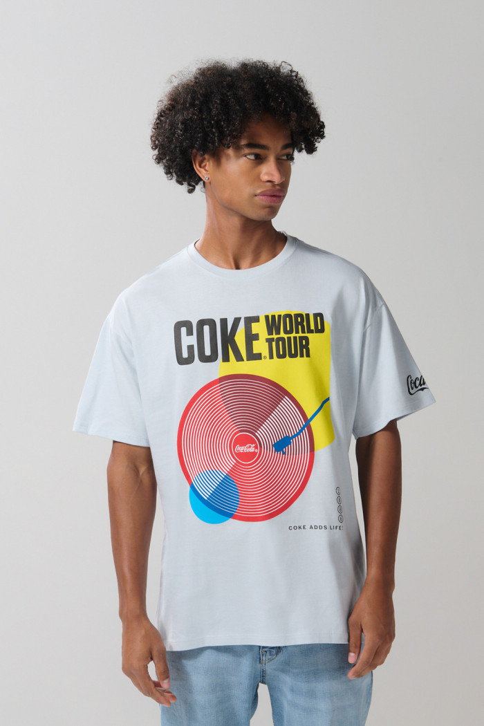 Camiseta azul clara cuello redondo con arte de Coca-Cola
