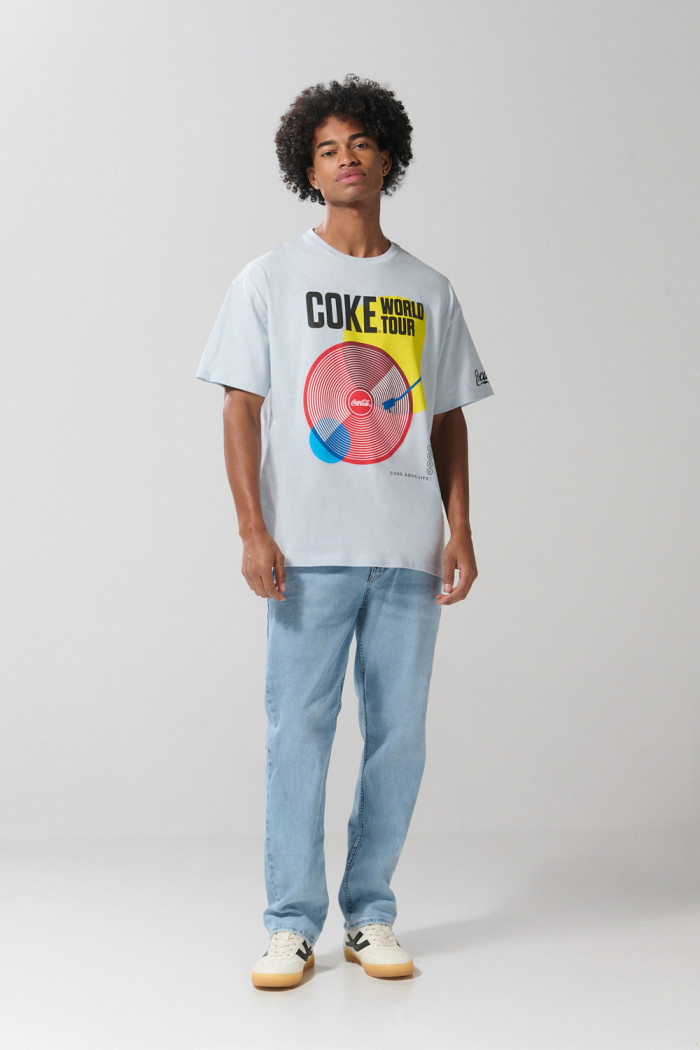 Camiseta azul clara cuello redondo con arte de Coca-Cola