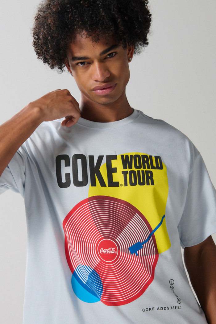 Camiseta azul clara cuello redondo con arte de Coca-Cola
