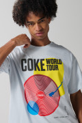 Camiseta azul clara cuello redondo con arte de Coca-Cola